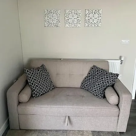 Modern 1-Bedroom Apartment Close To City Airport